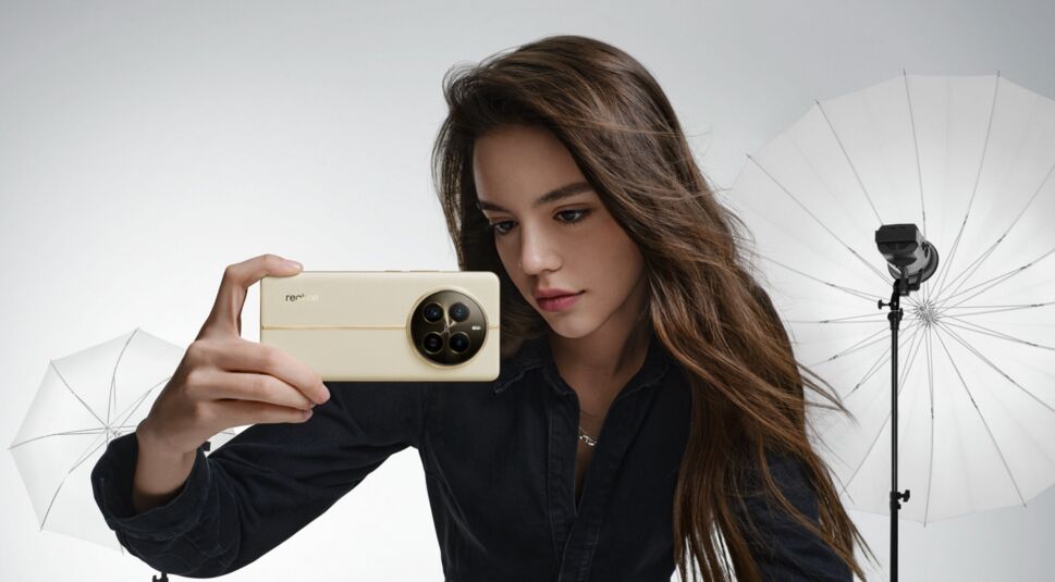 Junge Frau mit dem Realme 12 in den Händen vor einem Foto-Set