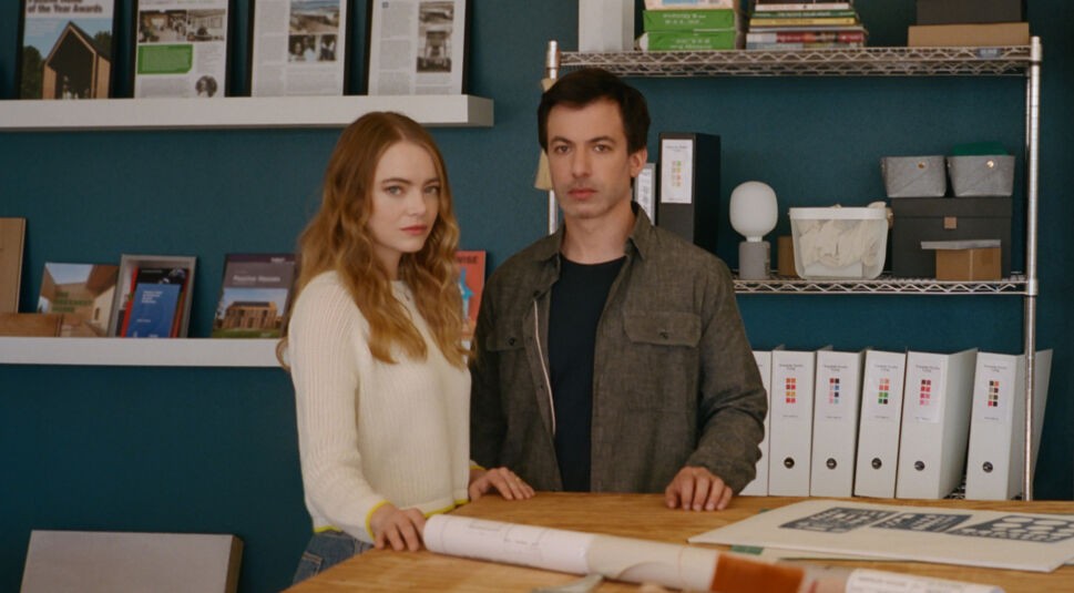 Emma Stone als Whitney und Nathan Fielder als Asher stehen in einem Arbeitszimmer uns schauen in die Kamera in der Serie The Curse