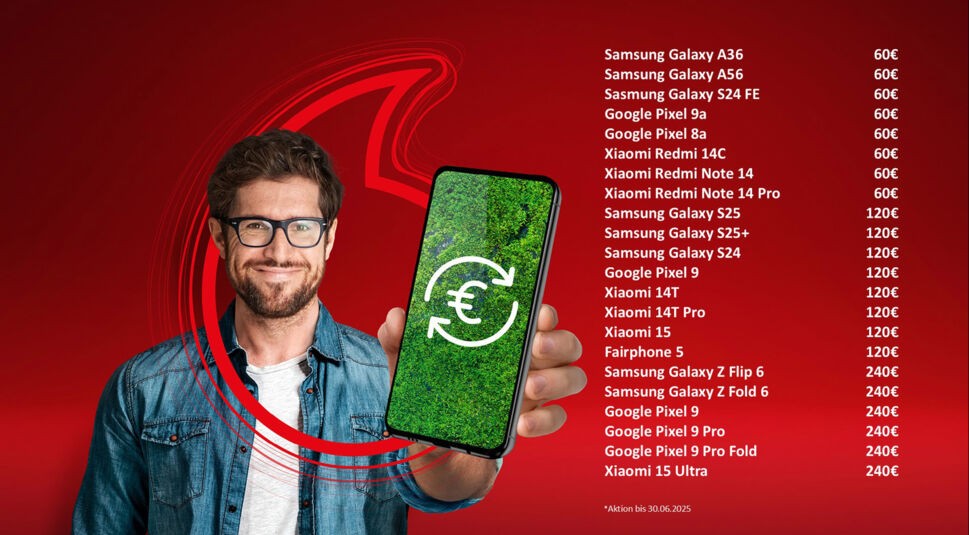 Auf dem Werbebild zum Vodafone Re-trade-Service hält ein Mann mit Brille und Jeanshemd ein Smartphone mit einem grünen Euro-Recycling-Symbol in die Kamera. Rechts daneben sind verschiedene Modelle wie das Samsung Galaxy S24 oder Google Pixel 9 samt Tauschboni von 60€ bis 240€ aufgelistet. Der rote Hintergrund und das Vodafone-Logo runden das Bild visuell ab.