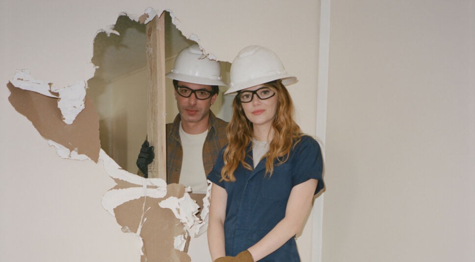 Emma Stone als Whitney und Nathan Fielder bei Asher bei Bauarbeiten in der Serie The Curse