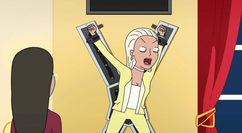 Barbie aus der Serie Friedefeld ist an eine Wand gefesselt.