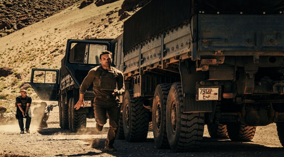 Das Spezialteam hinter einem Lastwagen, während sie beschossen werden.