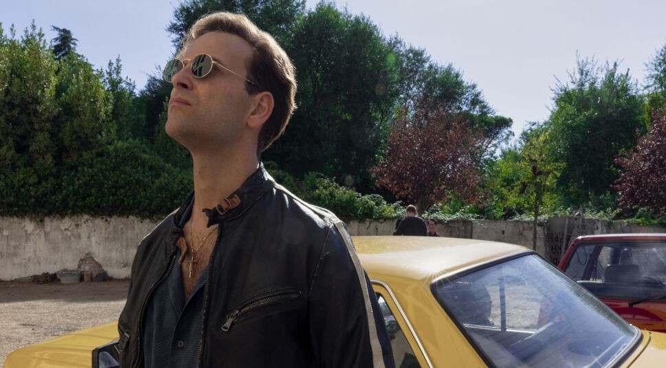 Supersex: Allesandro Borghi als Rocco Siffredi vor einem gelben Auto