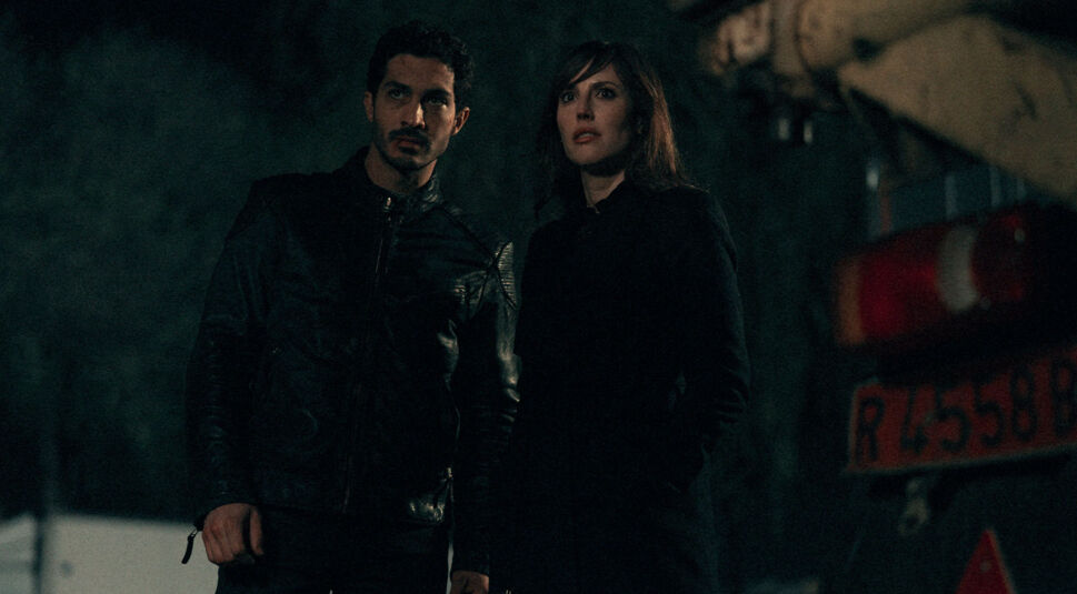 Chino Darín und Natalia de Molina in Mit eiserner Hand