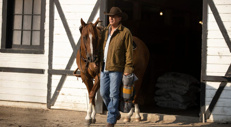 John Dutton (Kevin Costner) führt sein Pferd aus dem Stall für einen Ausritt
