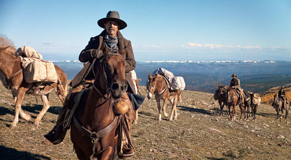 Kevin Costner reitet auf einem Pferd im Western Horizon: An American Saga