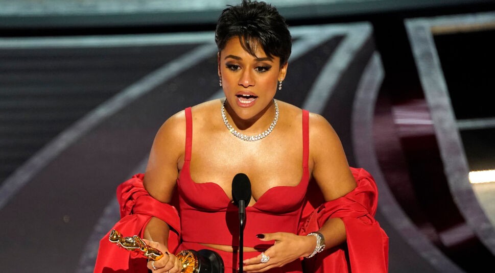 Ariana DeBose mit einem Oscar in der Hand