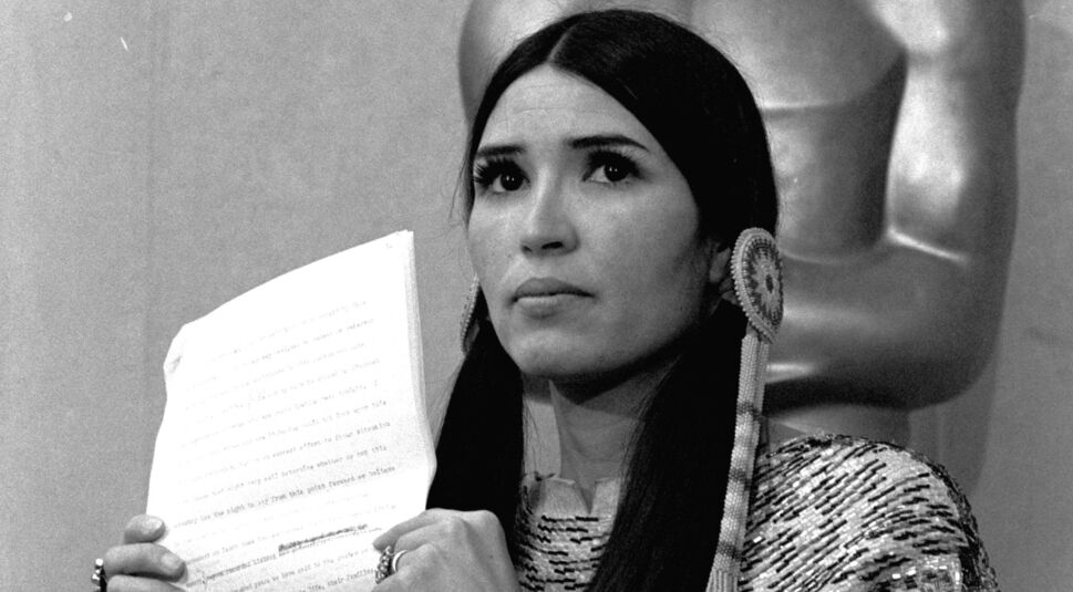 Sacheen Littlefeather hält die Erklärung von Marlon Brando bei den Oscars in die Luft
