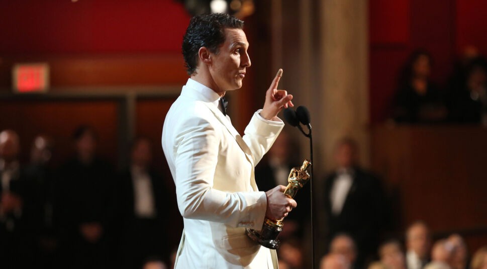Matthew McConaughey auf der Oscar Bühne mit einem Oscar in der Hand