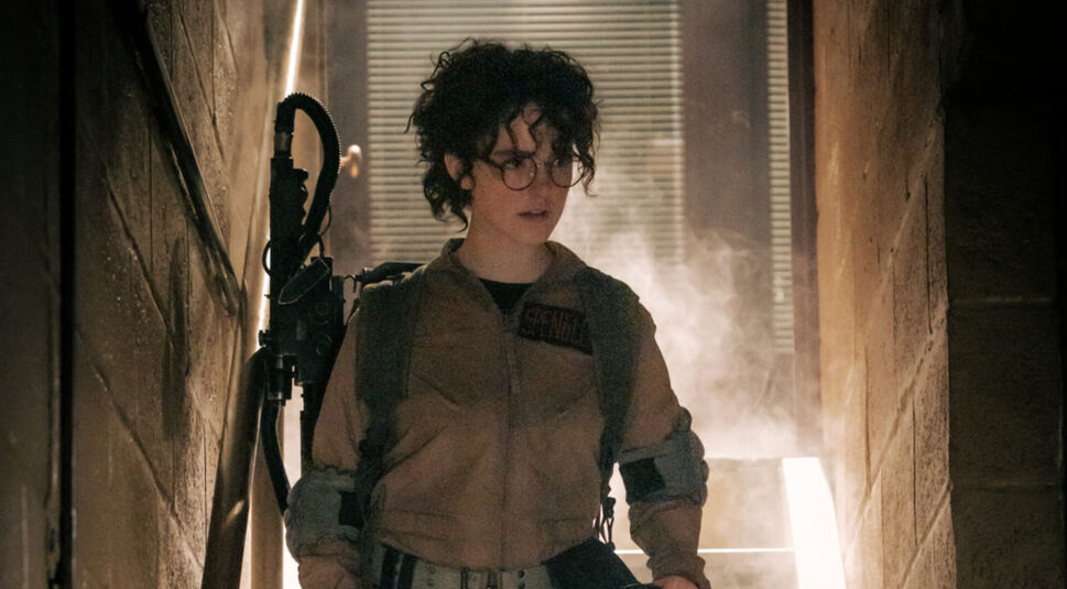 Phoebe mit Ghostbusters-Ausrüstung im Film Frozen Empire.