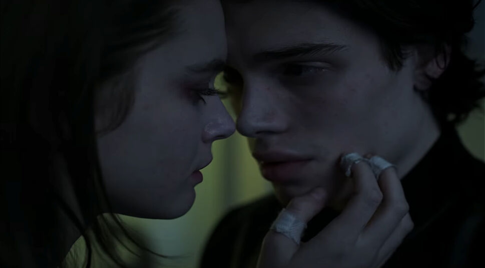 Szenenbild aus Der Tränenmacher: Ein junger Mann und eine junge Frau stehen kurz vor einem Kuss