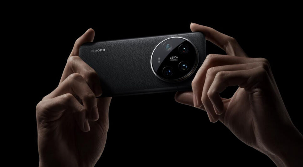 Hand hält das Xiaomi 14 Ultra hoch