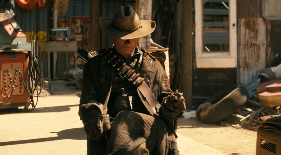 Ghul Cooper sitzt auf einem Stuhl