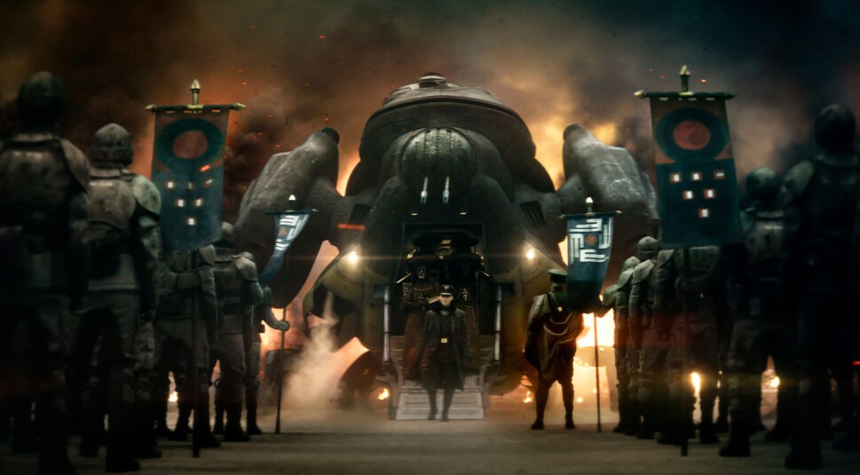 Atticus Noble (Ed Skrein) steigt aus seinem Raumschiff aus.