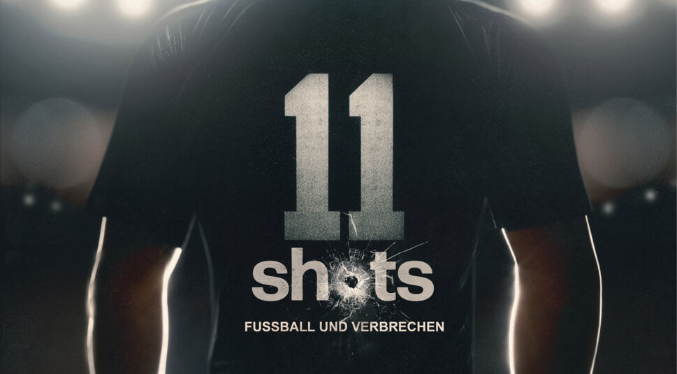 Ein Fußballer von hinten mit dem Audruck auf dem Trikot "11 shots Fußball und Verbrechen"