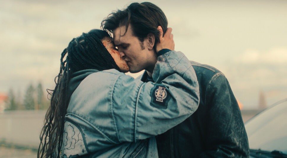 Pauline und Lukas küssen sich.