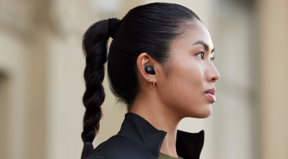 Frau trägt die Beats Solo Buds in Schwarz