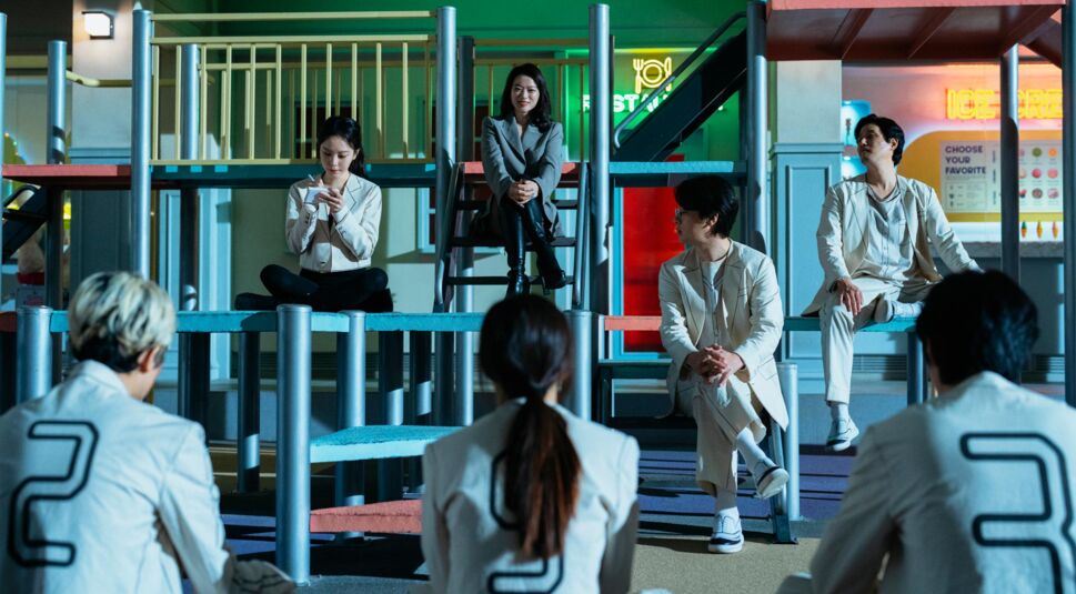 Der Cast von The 8 Show versammelt