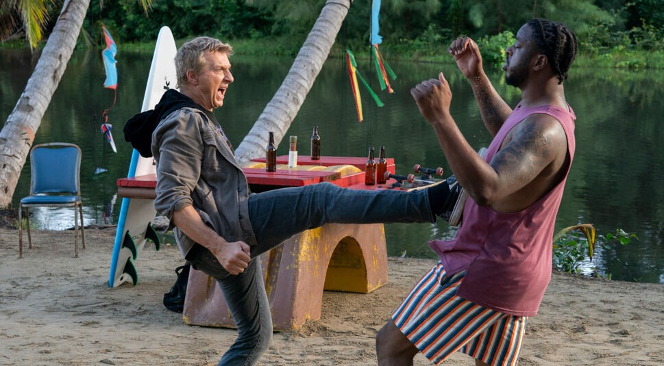 Johnny Lawrence tritt seinem Kampfgegner mit einem Karate Kick in die Brust.