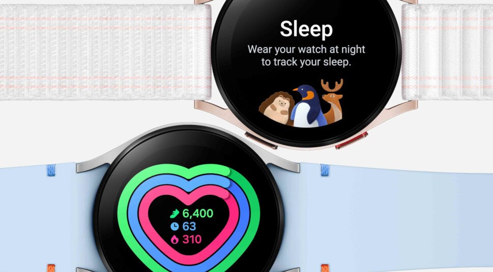 Zwei Modelle der Galaxy Watch FE nebeneinander vor hellem Hintergrund