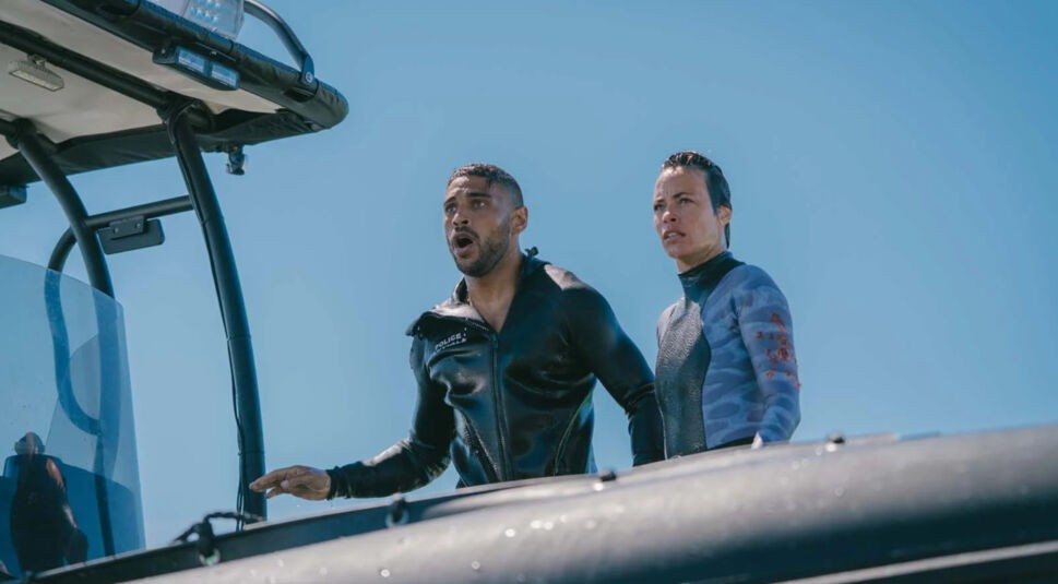 Berenice Bejo und  Nassim Lyes in Im Wasser der Seine