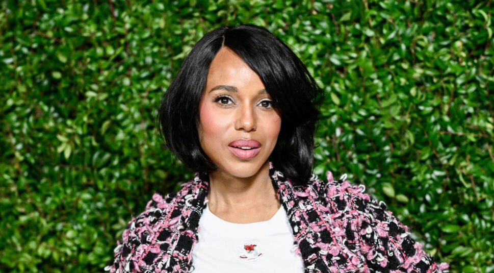 Porträtaufnahme von Kerry Washington vor grünem Hintergrund