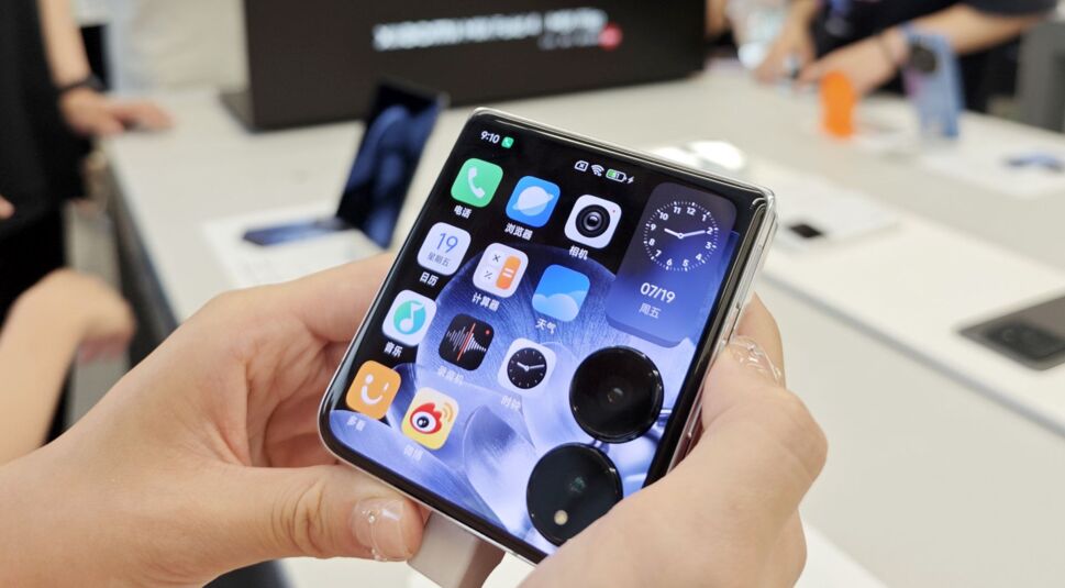 Das Xiaomi Mix Flip in einem Laden in Tongling, China