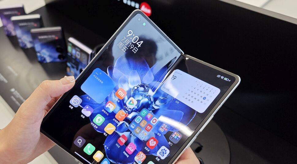 Das Xiaomi Mix Fold 4 in einem Laden in Tongling, China