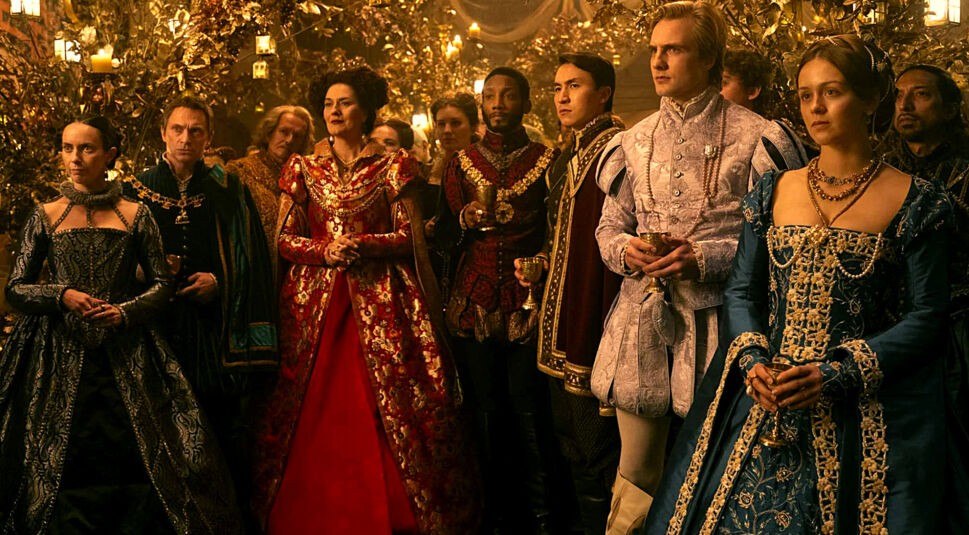 Verschiedene Personen bei Hof stehen zusammen in prunkvolle Gewänder gekleidet.