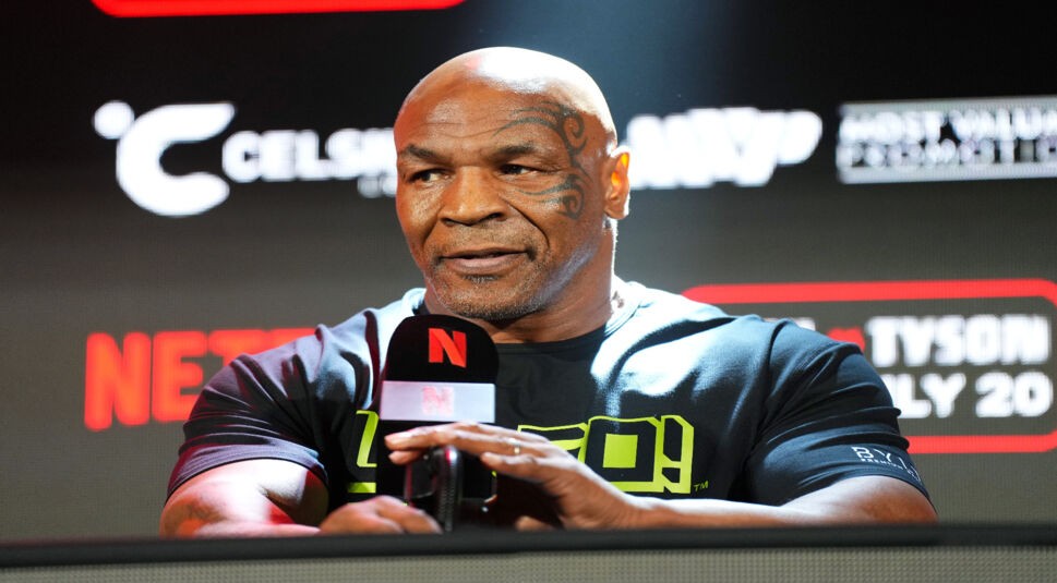 Mike Tyson spricht auf einer Pressekonferenz.