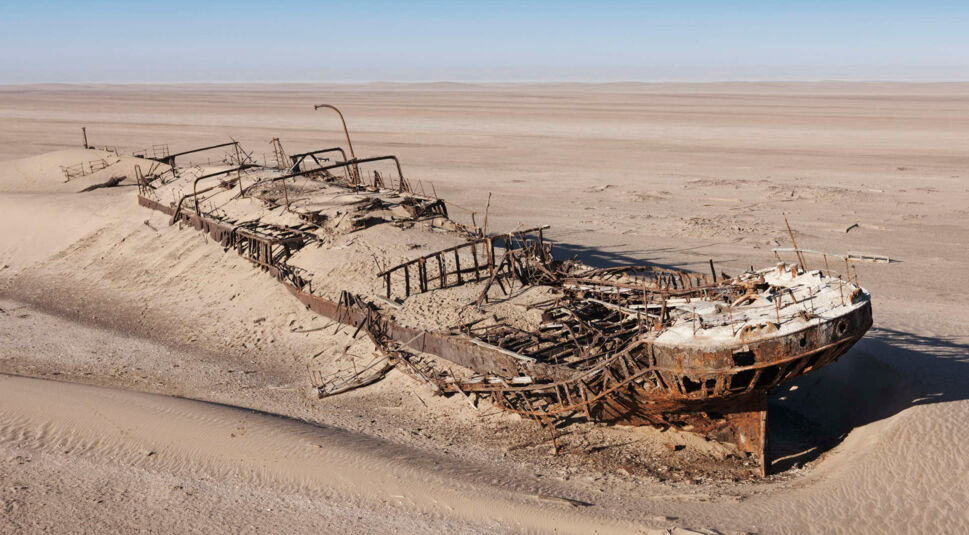 Ein Schiffswrack in der Wüste