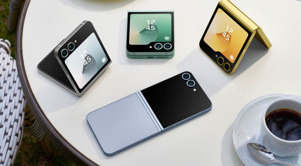 Das Galaxy Z Flip6 liegt auf einem Tisch, weitere Farbvarianten sind zu sehen