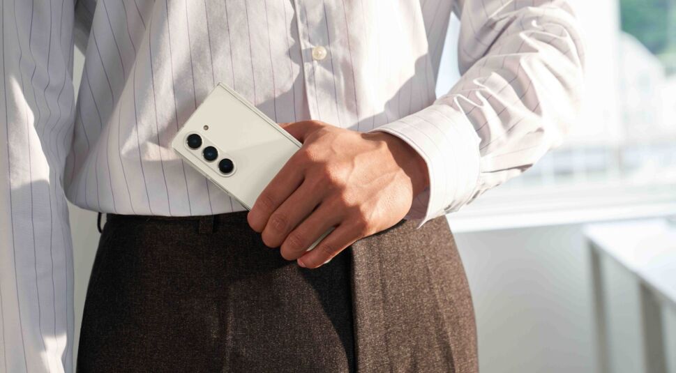 Mann hält zusammengeklapptes Galaxy Z Fold5 in der Hand