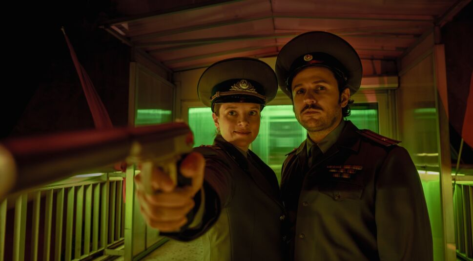 Frau und Mann in Sowjet-Uniform.