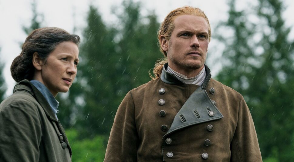 Catriona Balfe und Sam Heughan in einer Szene von "Outlander" Staffel 7