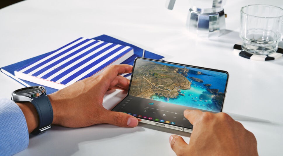 Mann tippt auf Display des Galaxy Z Fold5