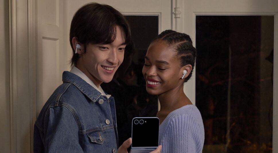 Nutzer tragen die Galaxy Buds3 Pro und schauen auf das Galaxy Z Flip6.