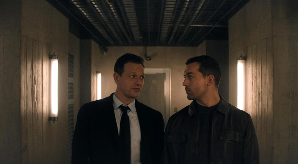 Josh Charles und Dali Benssalah in The Veil