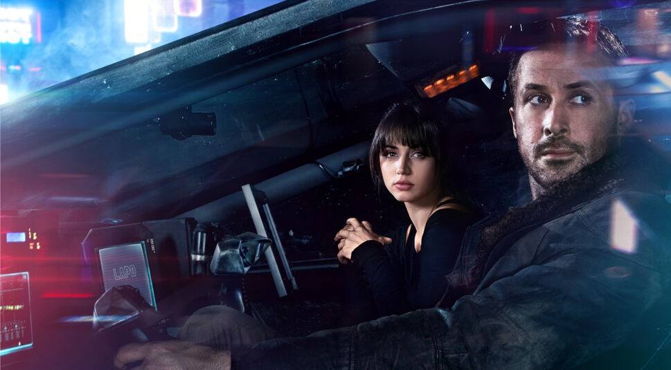 Dieses Bild zu Blade Runner 2099 stammt aus dem vorherigen Film Blade Runner 2049 und zeigt Ryan Gosling und Ana de Armas in einem Auto.
