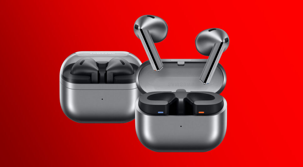 Auf diesem Bild sind die Samsung Galaxy Buds3 auf zwei verschiedene Art und Weisen vor rotem Hintergrund abgebildet: Rechts kommen die Kopfhörer aus dem zugehörigen Case heraus, links ist das Case zugeklappt.