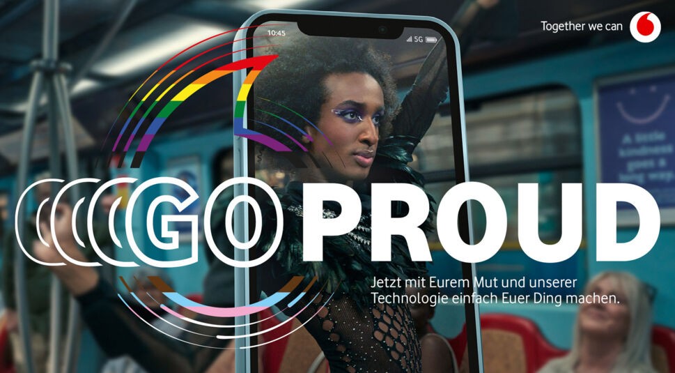 Auf diesem Bild zur neuen Vodafone GO Werbung 2024 ist eine Person auf einem Smartphone zu sehen. Der Hintergrund lässt ein öffentliches Verkehrsmittel erahnen. 