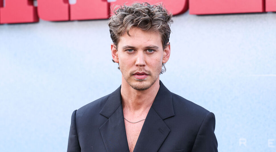 Auf dem Bild im Artikel zu Heat 2 ist Schauspieler Austin Butler zu sehen. Die Fotografie porträtiert ihn zentral im Bild. Zu sehen ist sein Gesicht und seine Schultern bis zur Brust. Er trägt ein moderes Jacket und eine dünne Halskette. Sein Blick ist direkt in die Kamera gerichtet. Er hat blonde, nach oben gestylte Haare, blaue Augen und einen Drei-Tage-Bart. Er lächelt nicht, sondern schaut seriös in die Kamera. Im Hintergrund sieht man eine weiße Wand, auf der ein roter Schriftzug prangert. Die Buchstaben sind allerdings vom Bildrand abgeschnitten, sodass nicht lesbar ist, auf welcher Premiere sich Butler möglicherweise befindet.