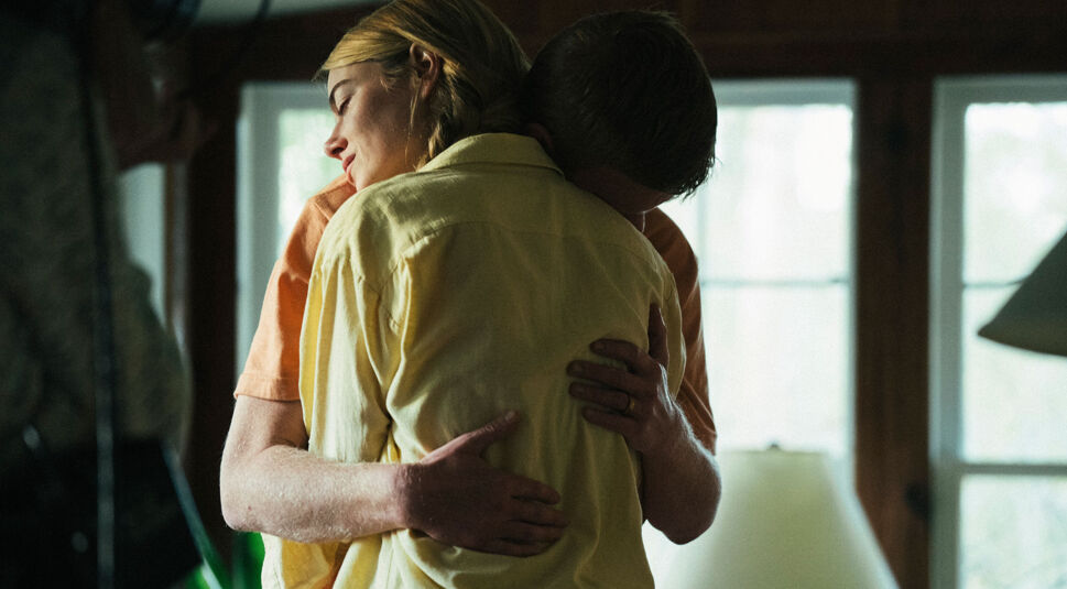 Das Bild des Kinds of Kindness-Ende erklärt-Artikel zeigt wie Emma Stone und Jesse Plemons sich umarmen