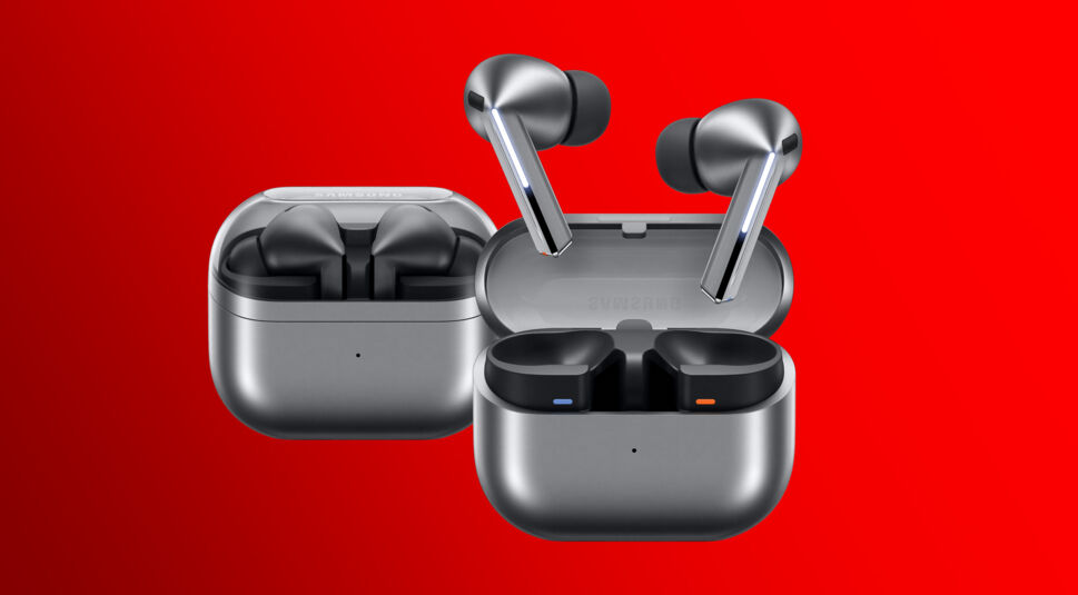 Auf diesem Bild sind die Samsung Galaxy Buds3 Pro auf zwei verschiedene Art und Weisen vor rotem Hintergrund abgebildet: Rechts kommen die Kopfhörer aus dem zugehörigen Case heraus, links ist das Case zugeklappt.