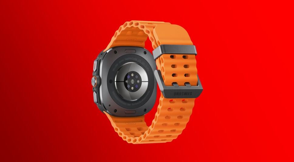 Auf diesem Bild ist die Watch Ultra von hinten zu erkennen. Sie liegt auf rotem Hintergrund.