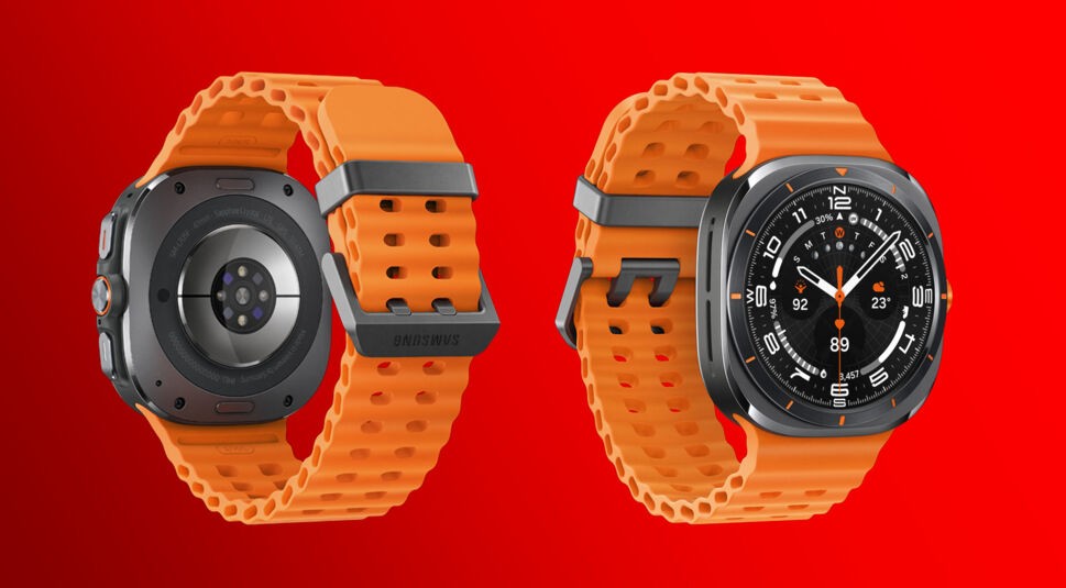 Die Galaxy Watch Ultra ist auf diesem Bild von vorn und hinten vor rotem Hintergrund zu erkennen.