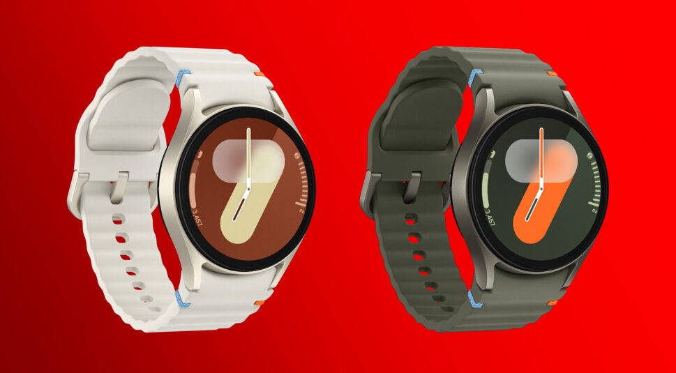 Links ist die Galaxy Watch7 in Creme und rechts in Green vor rotem Hintergrund zu sehen.