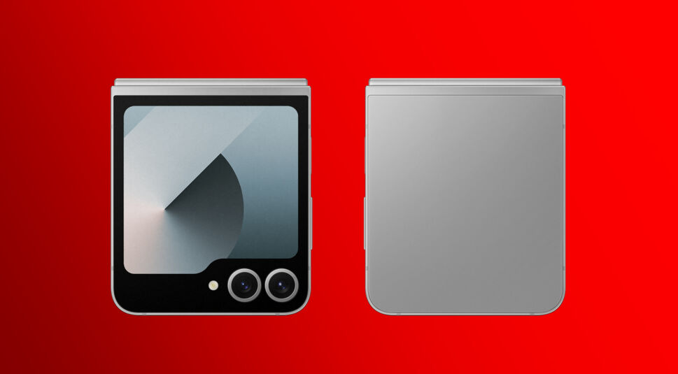 Das Samsung Galaxy Z Flip6 ist auf diesem Bild zugeklappt von hinten und vorne vor rotem Hintergrund zu sehen. Vorn ist ein Touchscreen mit zwei Kameras und hinten das reine Gehäuse erkenntlich.