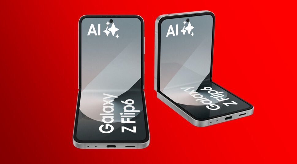 Auf diesem Bild ist das Galaxy Z Flip6 zwei Mal von vorn im leicht zugeklappten Zustand vor rotem Hintergrund zu sehen. Links von vorn und rechts leicht von der Seite.