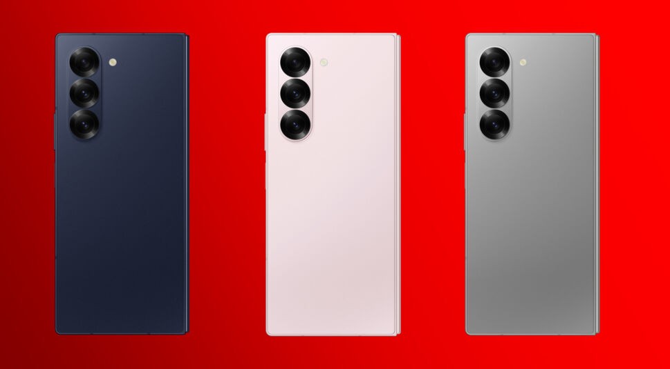 Auf diesem Bild sind drei verschiedene Farbvarianten des neuen Samsung Galaxy Z Fold6 vor rotem Hintergrund zu sehen. Ganz links befindet sich die Farbe Navy, in der Mitte Pink und rechts Silver Shadow.